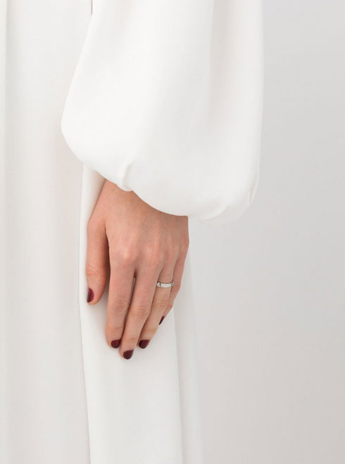 anillo Pois Moi en oro blanco de 18kt con banda fina